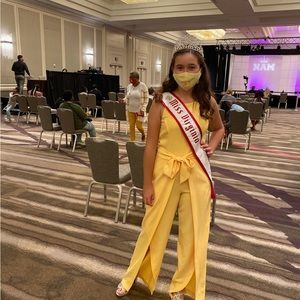 Yellow jumpsuit with tie belt and slits in the leg size 4